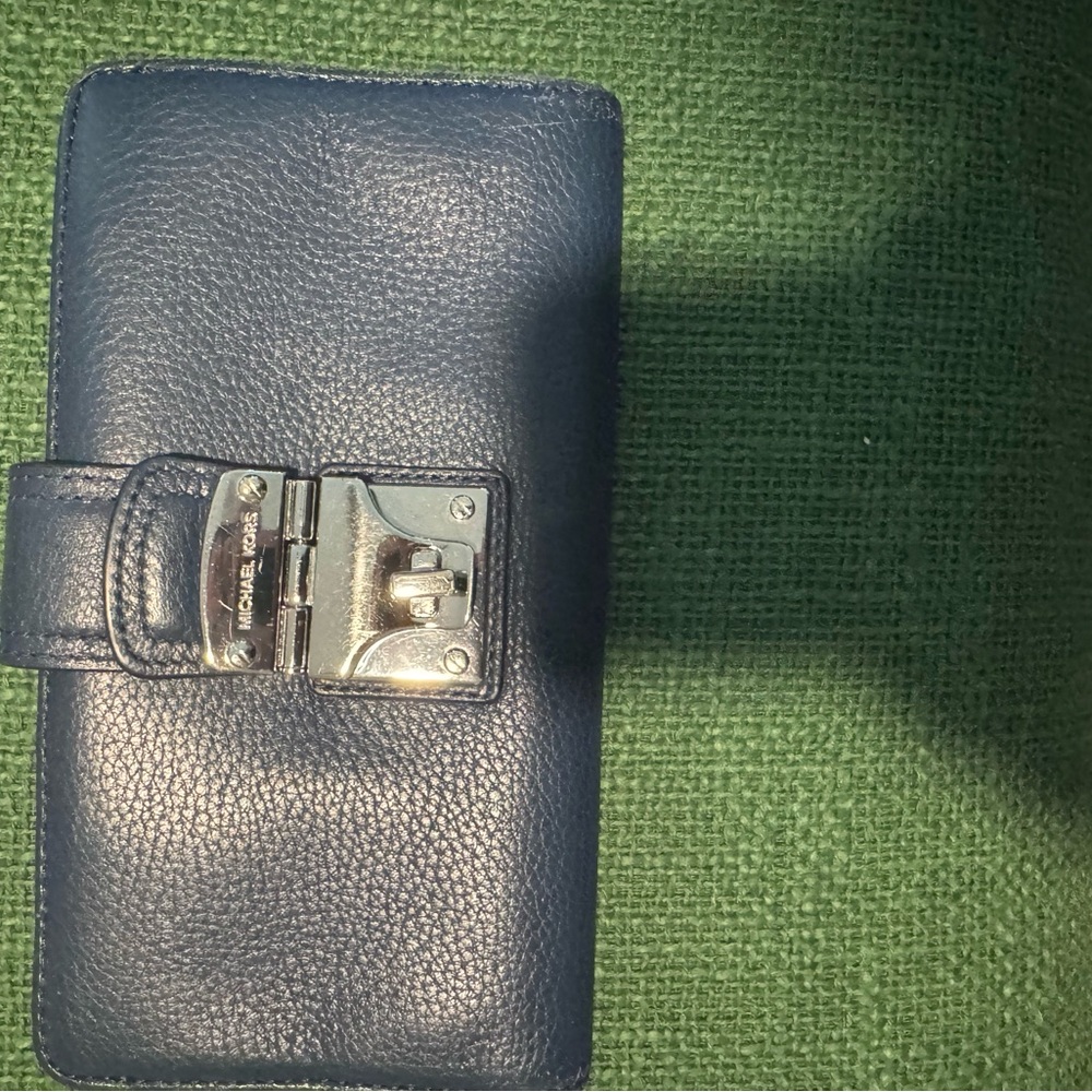 Michael Kors Navy Pebbled Leather Shoulder Bag with Silver Hardware - Picture 6 of 9